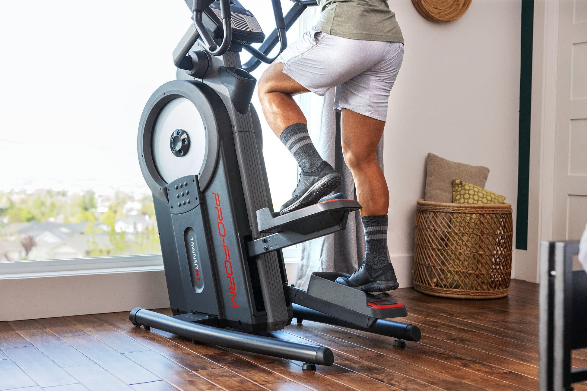 Trainer H7; Ifit-Enabled Elliptical with 7” Touchscreen and Built-In Fan